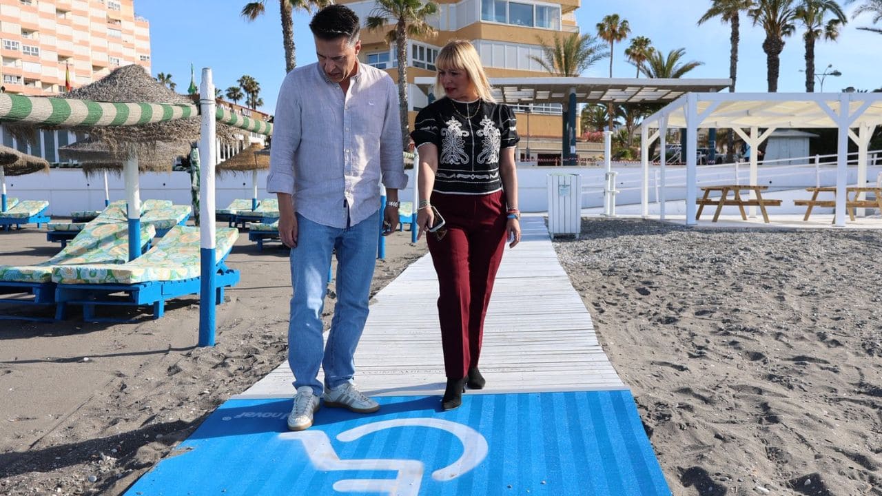 Torrox instala espacios de sombra y flexipasarelas para mejorar la accesibilidad de sus playas