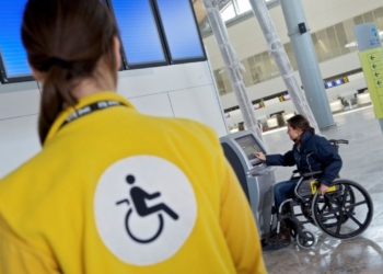 Trabajadora del servicio de atención PMR del aeropuerto discapacidad