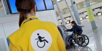 Trabajadora del servicio de atención PMR del aeropuerto discapacidad