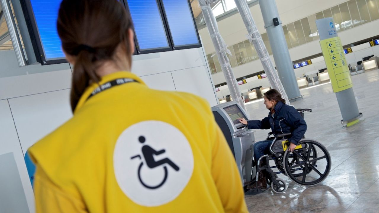 Trabajadora del servicio de atención PMR del aeropuerto discapacidad