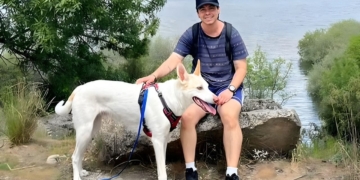 Un joven con autismo explica como actuar ante un perro de asistencia