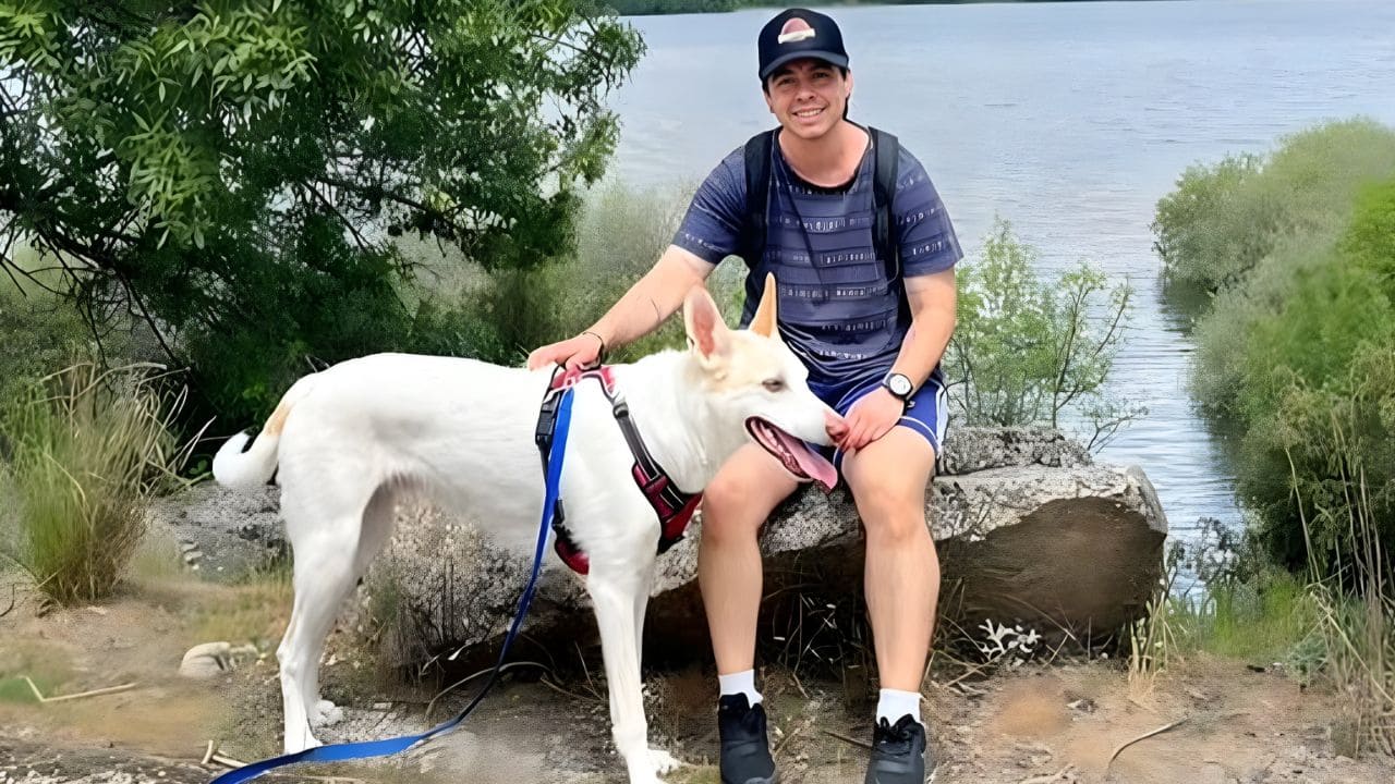 Un joven con autismo explica como actuar ante un perro de asistencia