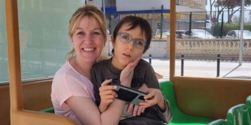 Vanessa y Dylan, madre e hijo ante el síndrome de Sotos