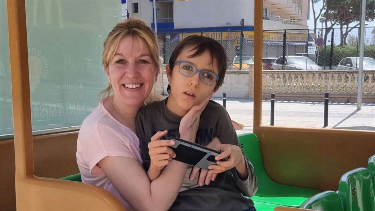 Vanessa y Dylan, madre e hijo ante el síndrome de Sotos