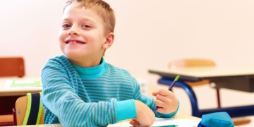Niño con autismo en el colegio