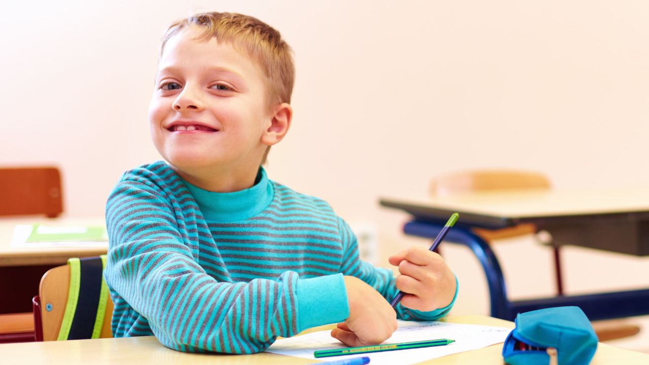 Niño con autismo en el colegio
