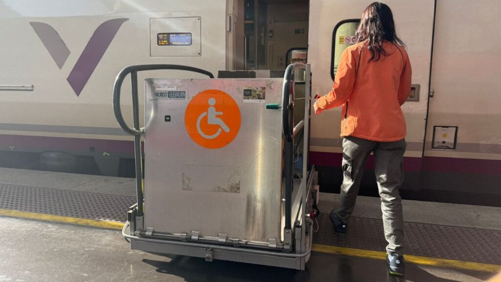 Acerca, así es el servicio de asistencia para personas con discapacidad de ADIF