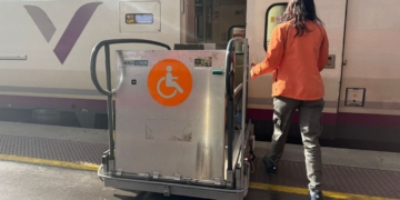 Acerca, así es el servicio de asistencia para personas con discapacidad de ADIF