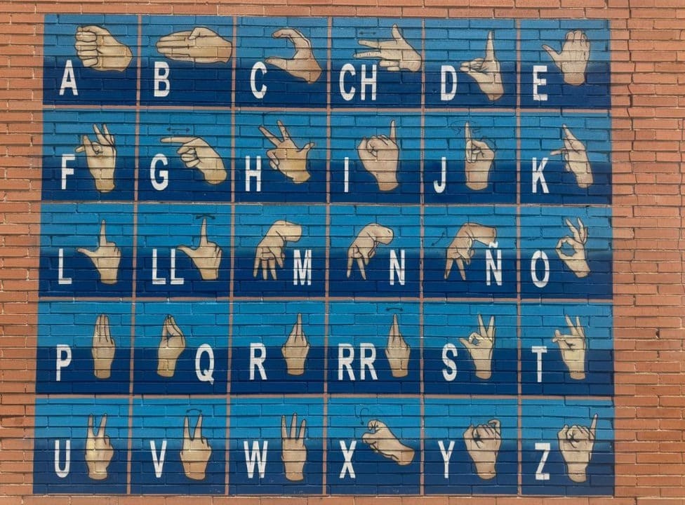 Abecedario de Lengua de Signos Española en el patio del CEIP Cándido Nogales