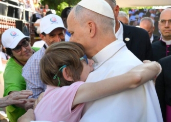 El emotivo abrazo del Olga Elvira, joven de 24 años con autismo, con el Papa León XIV