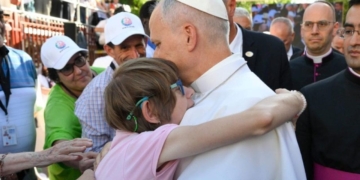 El emotivo abrazo del Olga Elvira, joven de 24 años con autismo, con el Papa León XIV