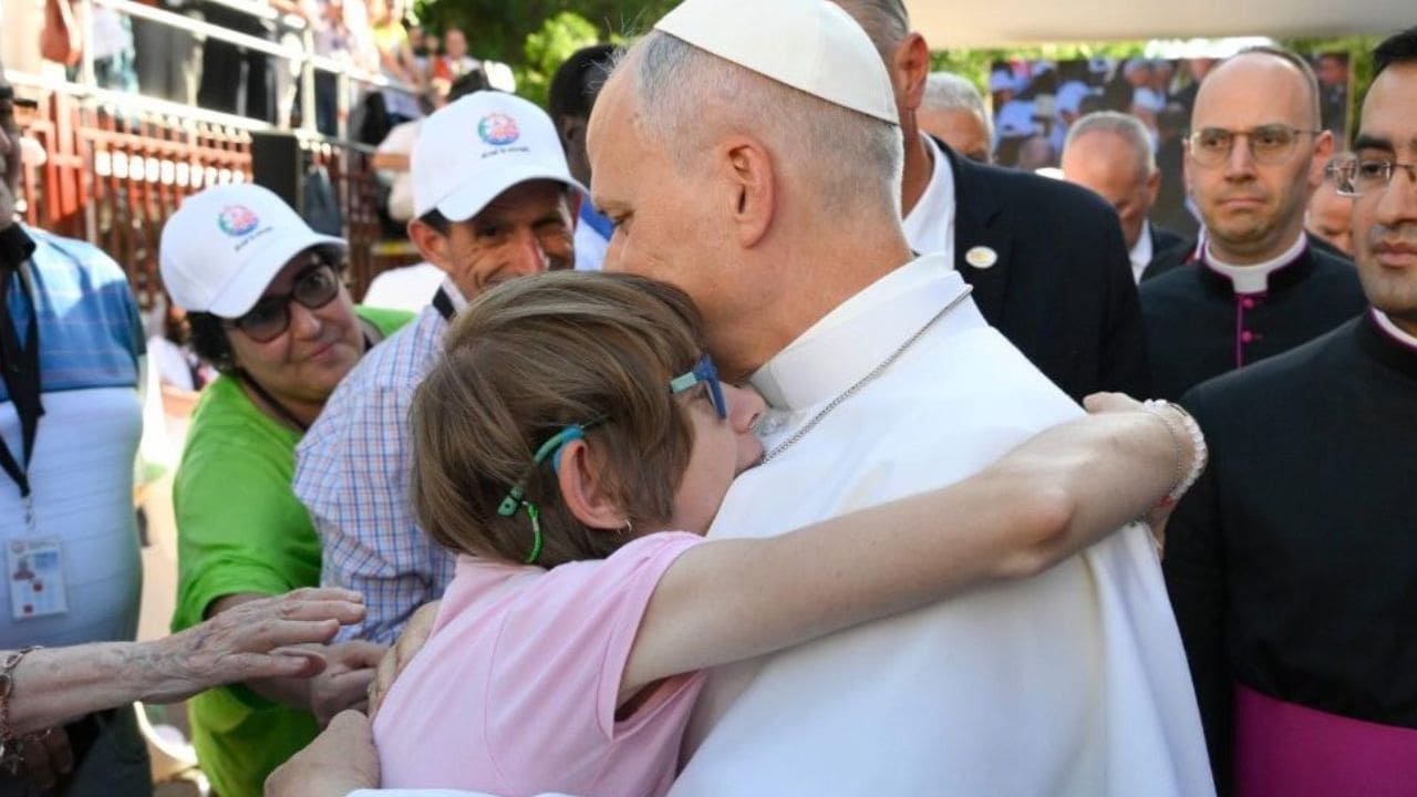 El emotivo abrazo del Olga Elvira, joven de 24 años con autismo, con el Papa León XIV