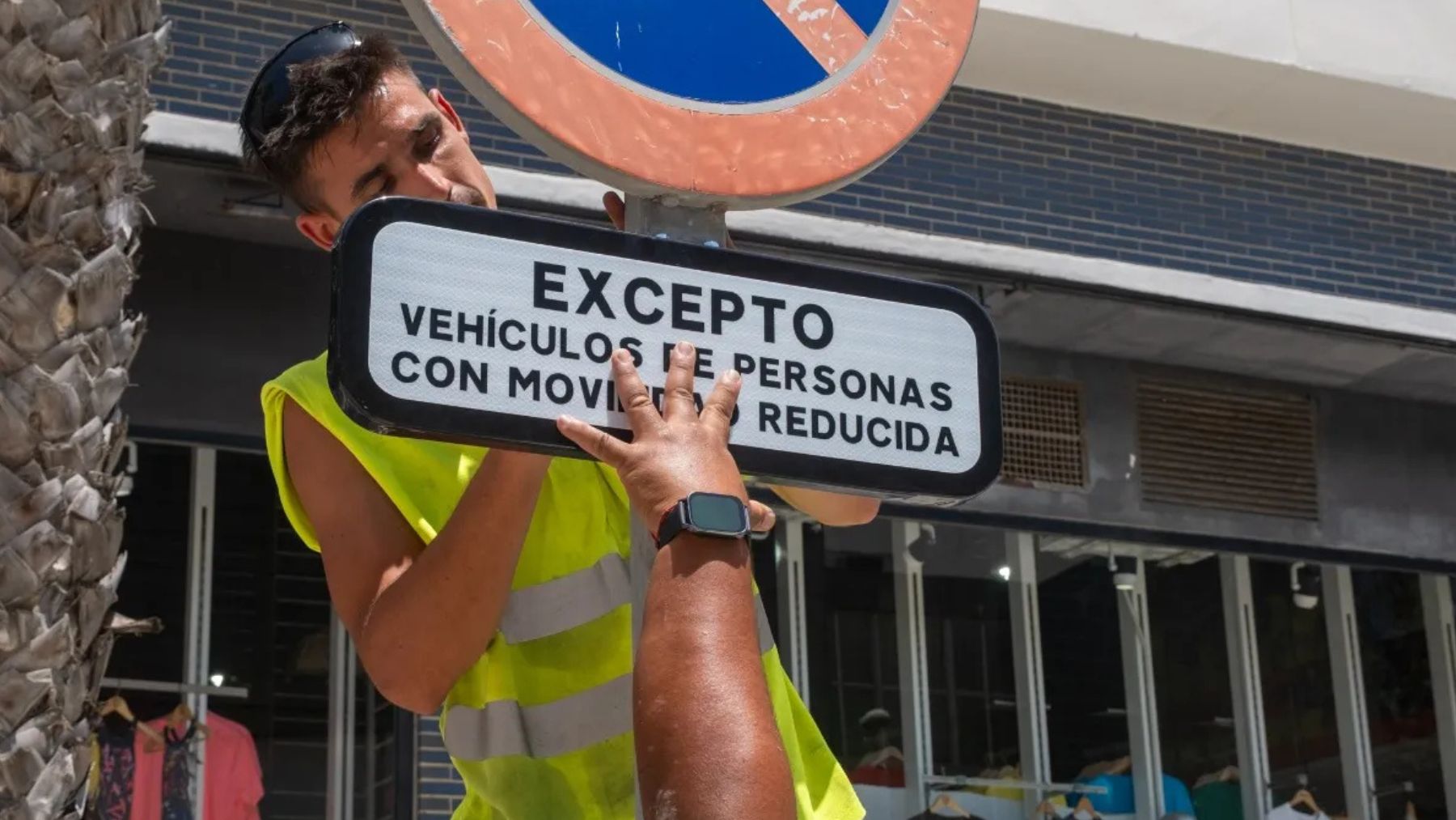 Adiós a "minusválidos": Cádiz renueva 225 señales de aparcamiento para personas con movilidad reducida