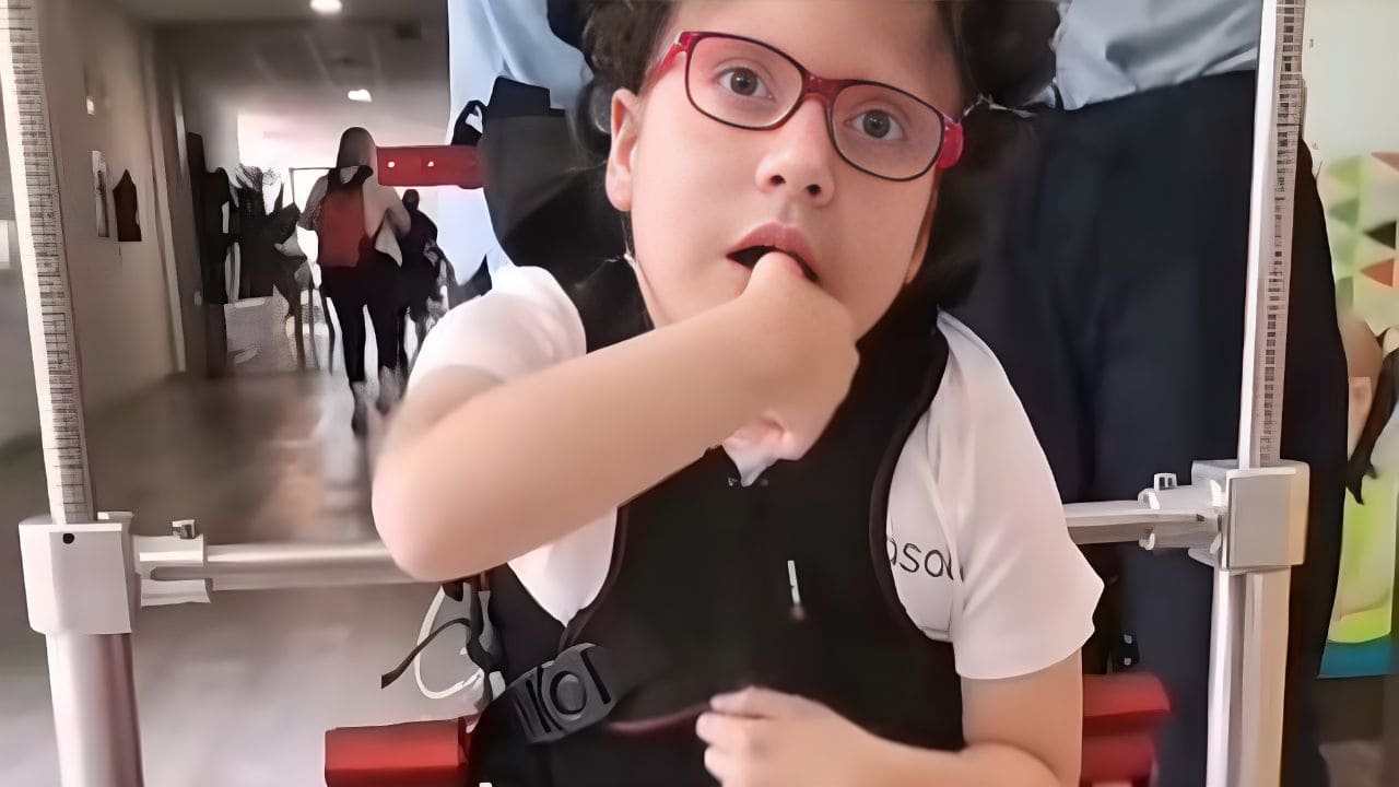 Una niña de Almería con enfermedad rara da sus primeros pasos de forma autónoma