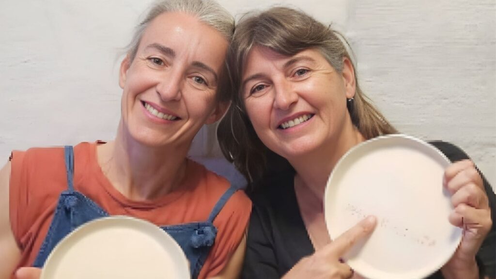 Esther y Amalia, alfareras que personalizan cerámicas hechas a mano en Braille para personas ciegas