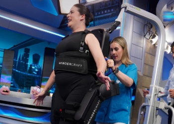 Anabel, influencer con discapacidad, utilizando el exoesqueleto 'ATALANTE X'