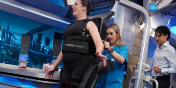 Anabel, influencer con discapacidad, utilizando el exoesqueleto 'ATALANTE X'