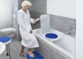 Cómo hacer accesible una bañera para personas con movilidad reducida con Aquatec Orca, el elevador que ayuda a introducirte en el agua