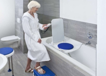 Cómo hacer accesible una bañera para personas con movilidad reducida con Aquatec Orca, el elevador que ayuda a introducirte en el agua