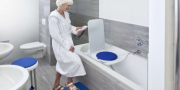 Cómo hacer accesible una bañera para personas con movilidad reducida con Aquatec Orca, el elevador que ayuda a introducirte en el agua
