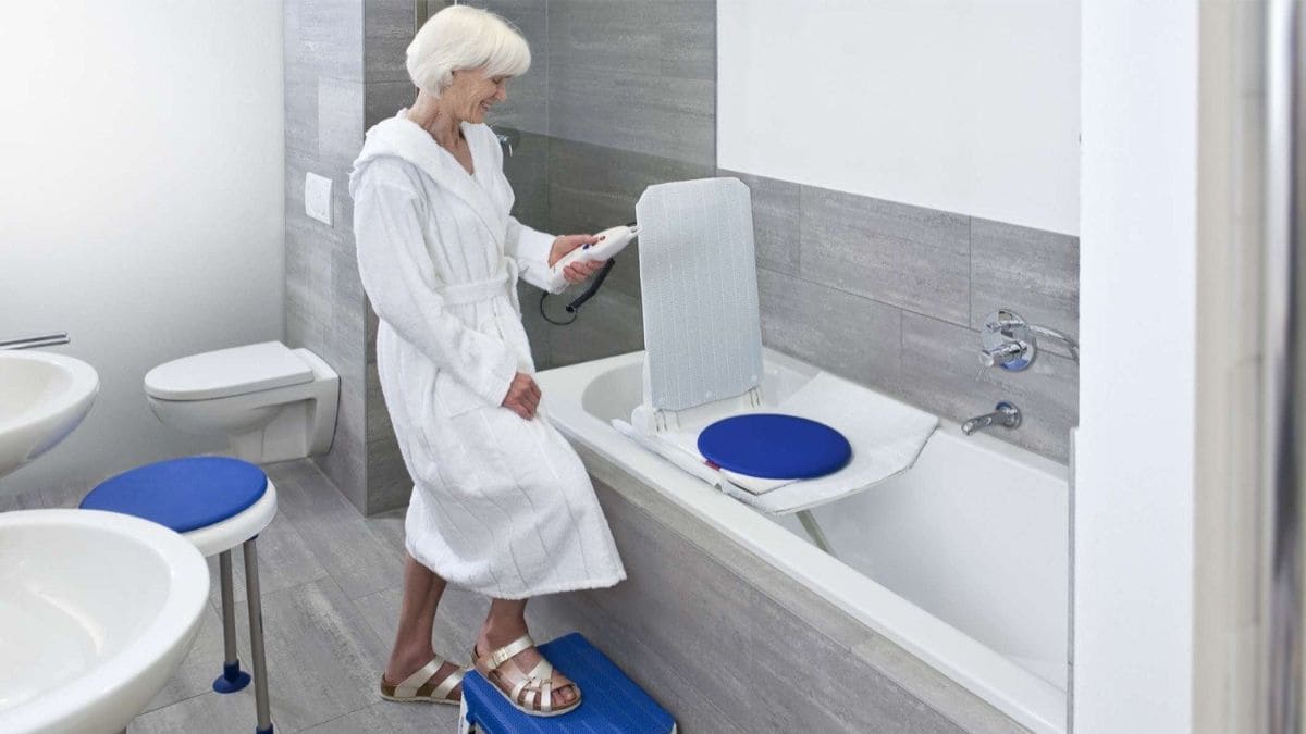 Cómo hacer accesible una bañera para personas con movilidad reducida con Aquatec Orca, el elevador que ayuda a introducirte en el agua