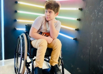 Ariel, un niño con 8 años y una lesión medular