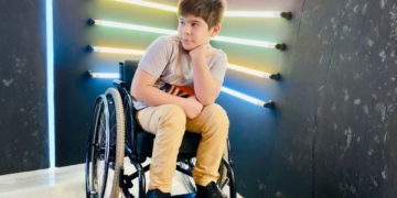 Ariel, un niño con 8 años y una lesión medular