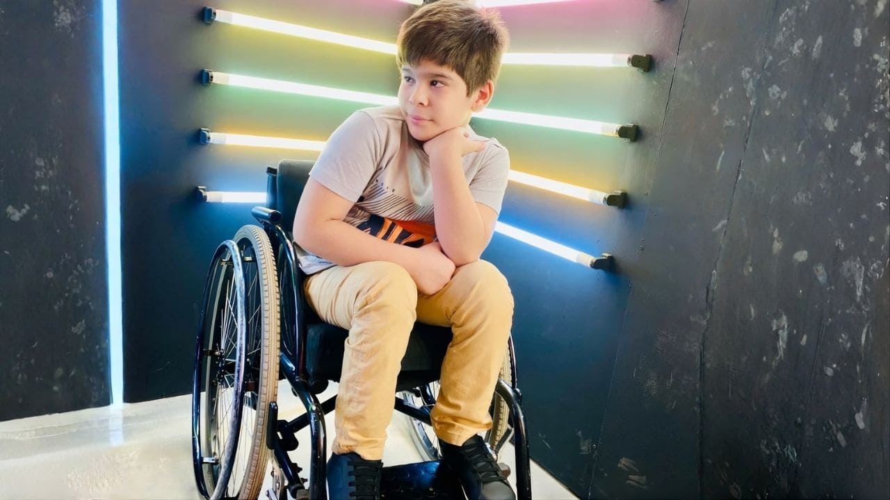 Ariel, un niño con 8 años y una lesión medular
