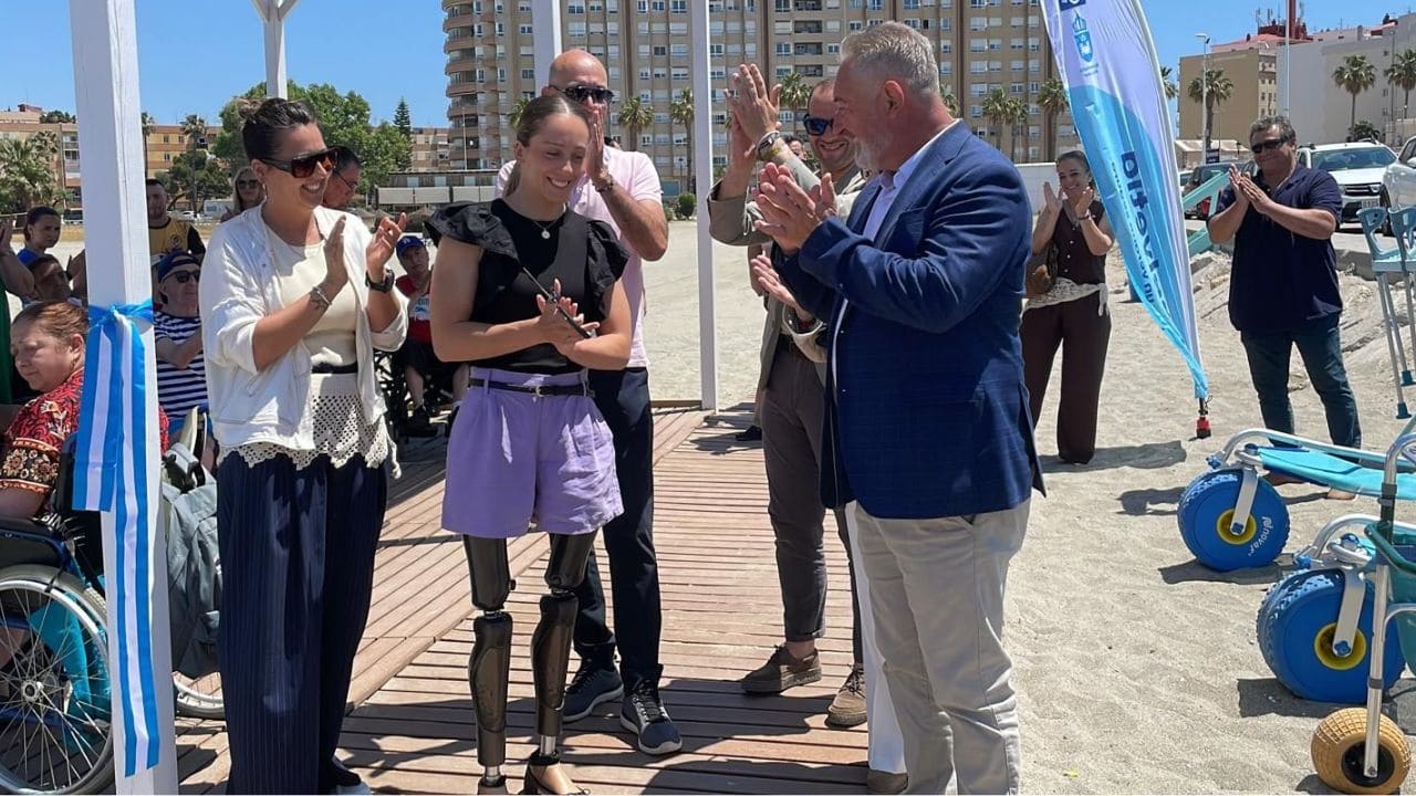 Inauguración de la nueva zona de baño adaptado en la playa de Poniente