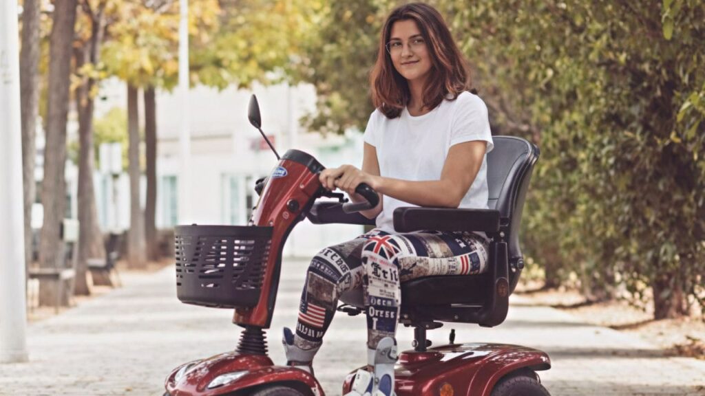 Paula, influencer con discapacidad, asegura que solo en 1 de cada 10 baños adaptados