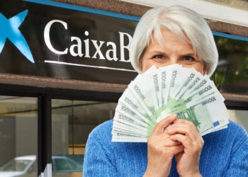 CaixaBank ofrece hasta 400 euros por domiciliar la nómina y que podrás canjear por una PlayStation 5 a 0 euros