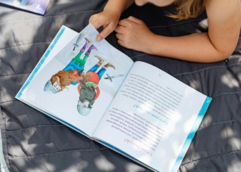 CaixaBank y la Asociación Argadini llevan a la Feria del Libro de Madrid un cuentacuentos inclusivo para niños con y sin discapacidad el 10 de junio