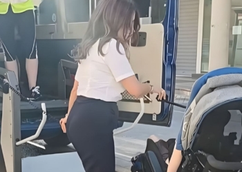 La madre de Dani, de 9 años y con parálisis cerebral, denuncia coches mal aparcados en la parada del bus