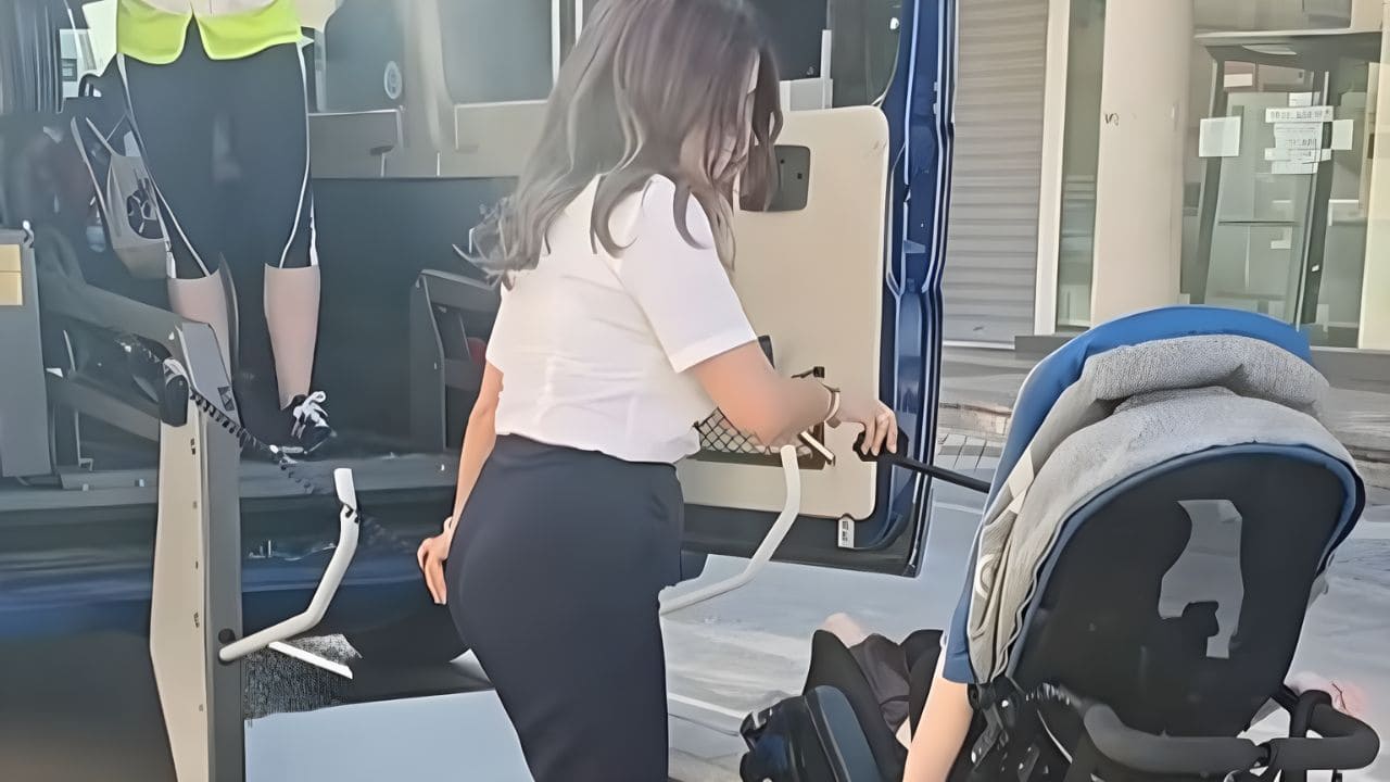 La madre de Dani, de 9 años y con parálisis cerebral, denuncia coches mal aparcados en la parada del bus