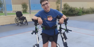 Cristóbal, joven con discapacidad que necesita un coche adaptado