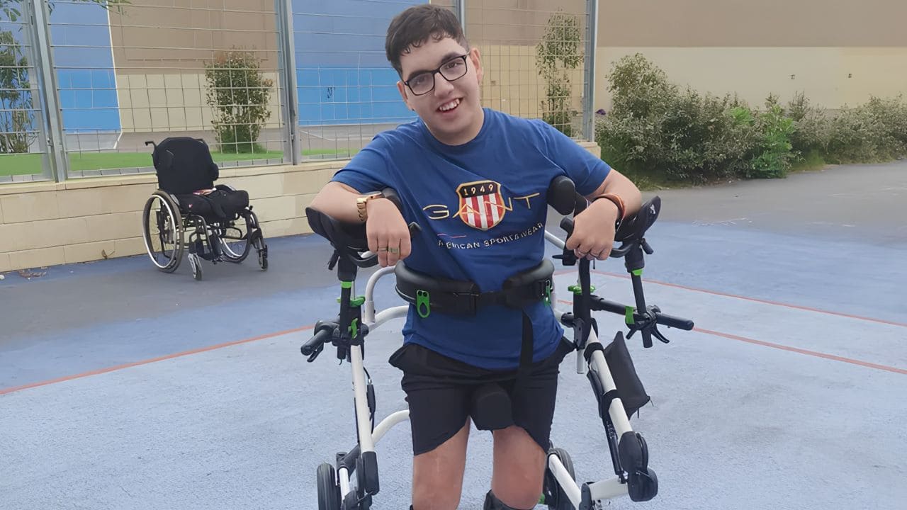 Cristóbal, joven con discapacidad que necesita un coche adaptado