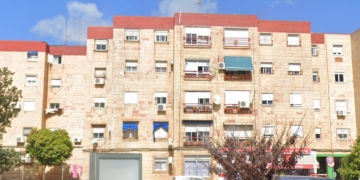 Dejar las persianas completamente bajadas por la noche no es lo ideal. Se recomienda mantener unos centímetros abiertos, aunque hay otra opción