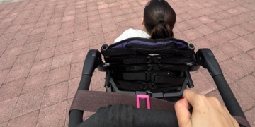 Niña con síndrome de West usuaria de silla de ruedas