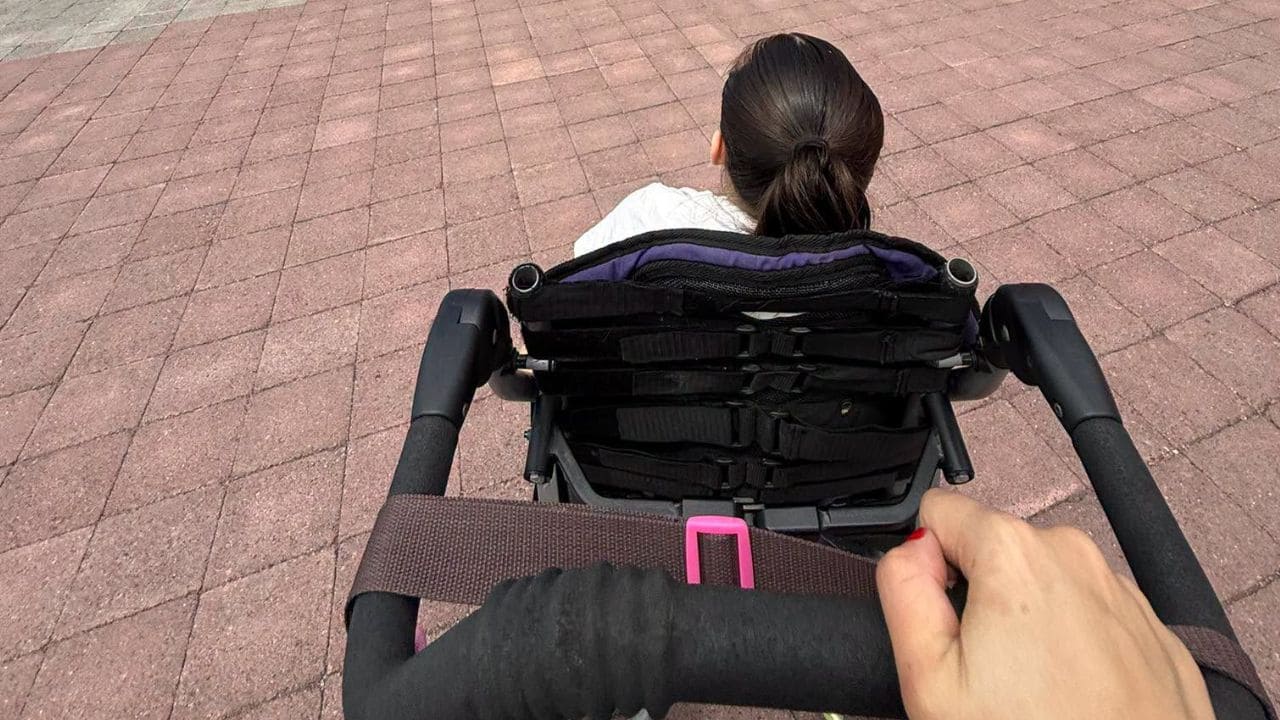 Niña con síndrome de West usuaria de silla de ruedas