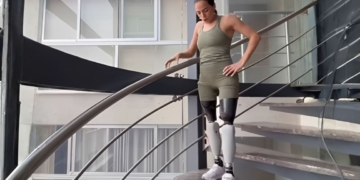 Valeria de la Torre, influencer con discapacidad, supera el 'reto de las escaleras'