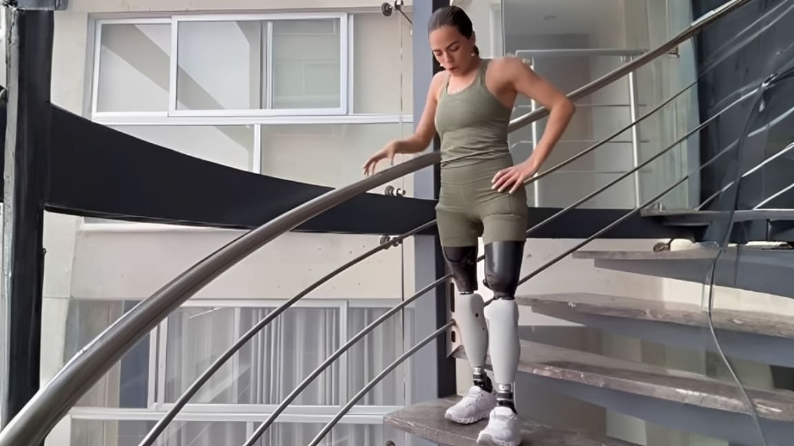 Valeria de la Torre, influencer con discapacidad, supera el 'reto de las escaleras'