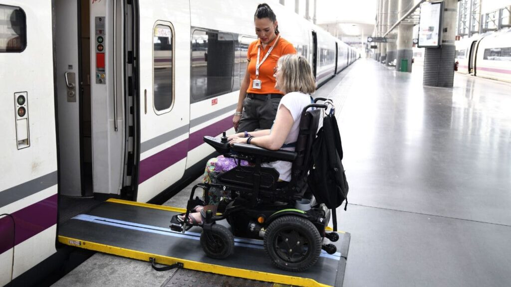 Adif anuncia 10 puestos de auxiliares para personas con movilidad reducida en Sevilla