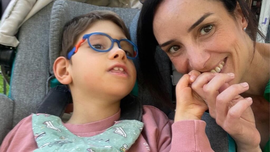 Fernando, 8 años y con un diagnóstico de enfermedad rara con apenas 36 casos en España, aspira a una terapia génica como tratamiento