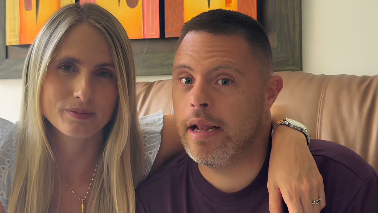 Ángela Castillo junto a su hermano Juancho, con síndrome de Down