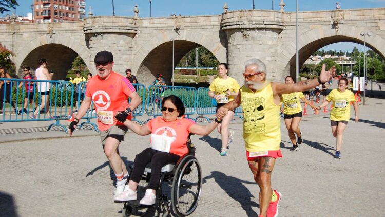La II Carrera Solidaria por la Espina Bífida de AMEB reúne a más de 500 participantes y supera de nuevo su objetivo de recaudación