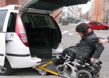 La escasez del servicio de taxi adaptado, un problema para las personas con discapacidad