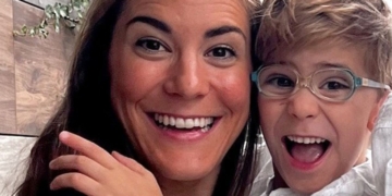 Nuria y Javi, madre e hijo que comparten la rutina con una enfermedad rara