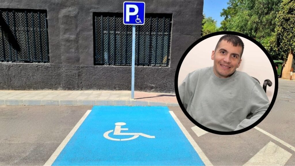 Rafael Fuentes coloca carteles en coches aparcados en plazas PMR sin tarjeta: «La discapacidad más grande es la falta de conciencia»