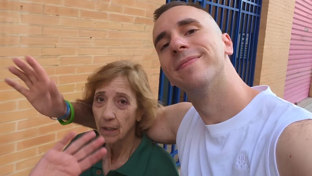 Luis Lozano junto a su madre, diagnosticada con Alzheimer