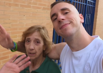 Luis Lozano junto a su madre, diagnosticada con Alzheimer
